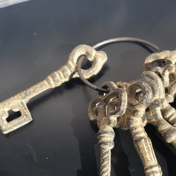 Antique Set of 7 Unique Skeleton Keys - Picture 11 of 16